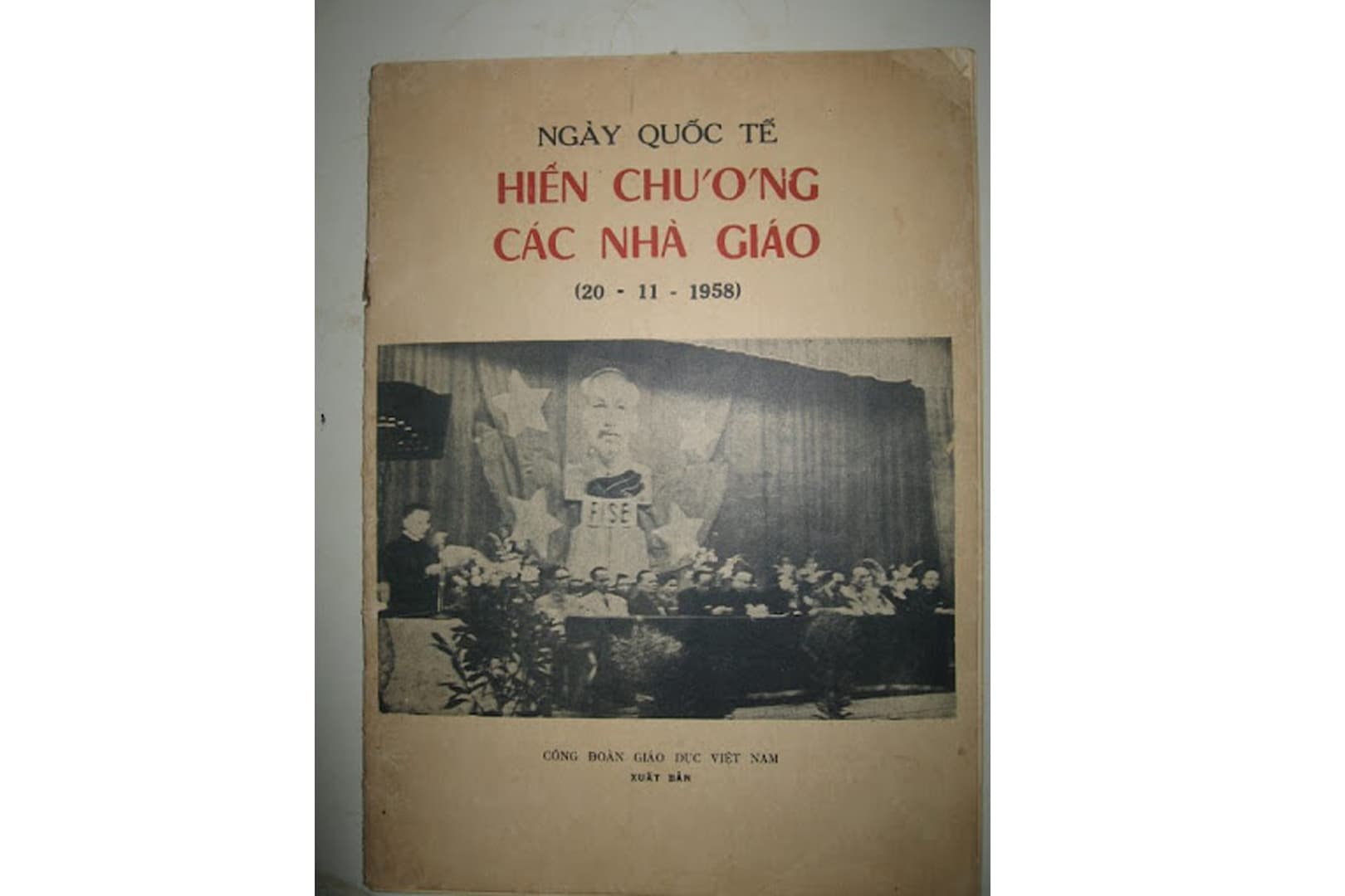 Ảnh: bìa tài liệu hiến chương các nhà giáo